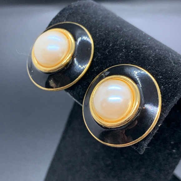 Signed Monet Vintage Gold Tone Black Enamel Faux Pearl Clip On Earrings 7/8" - Picture 2 of 3